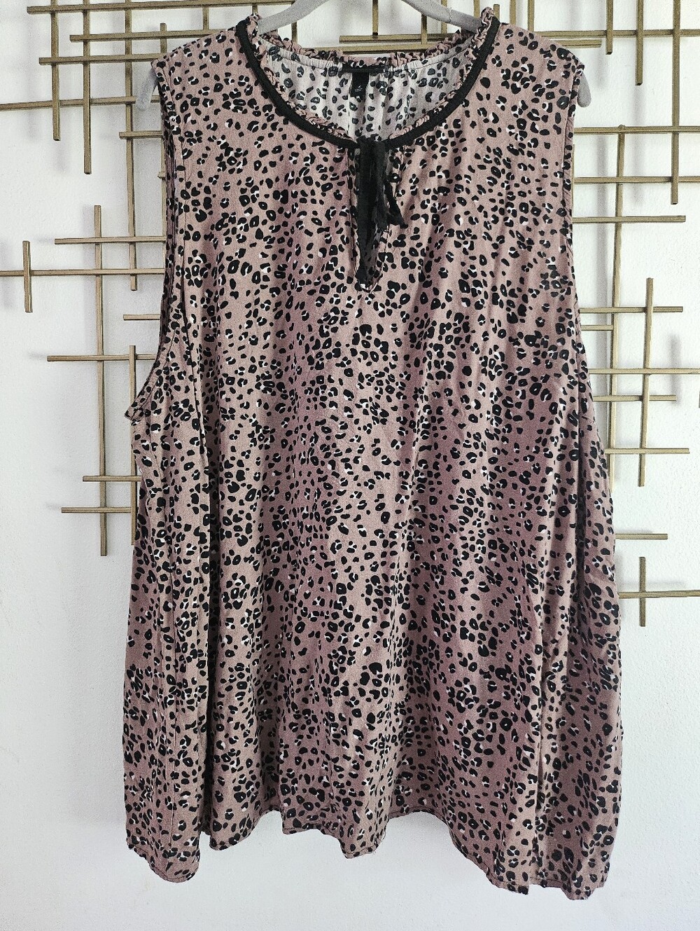 4x- torrid- Pink Leopard Print Tank with Black Trim